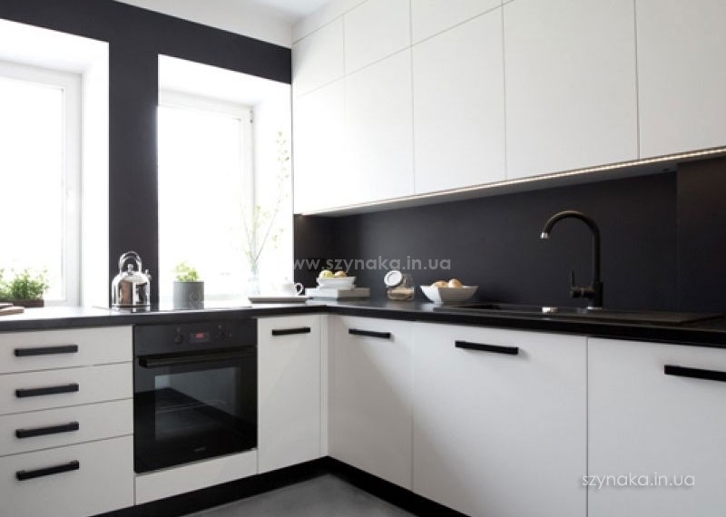 Черно-белый цвет в маленькой кухне